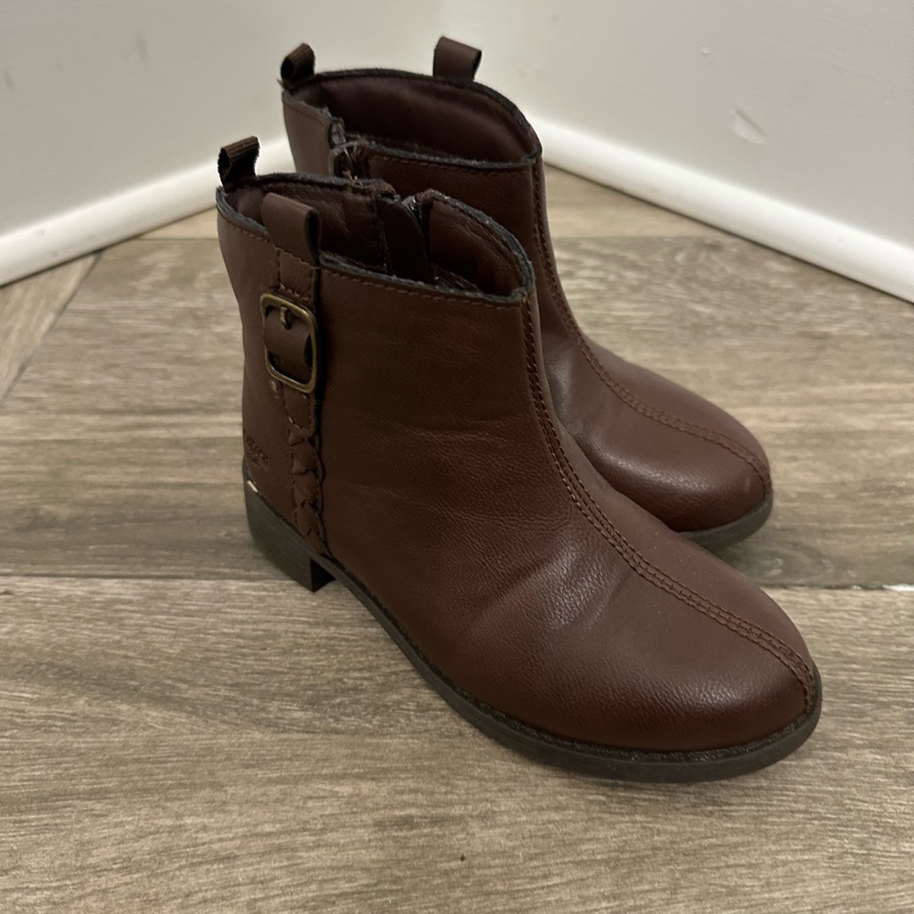 Toddler Girls size 9 brown low cut boots - Oshkosh brand. Warn once